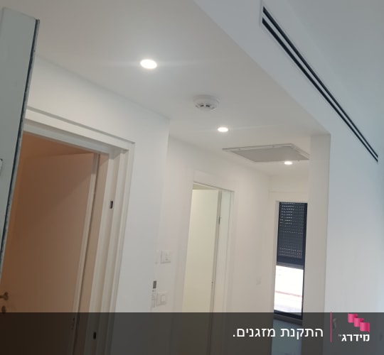 מסדרון עם תאורה ומזגן מרכזי